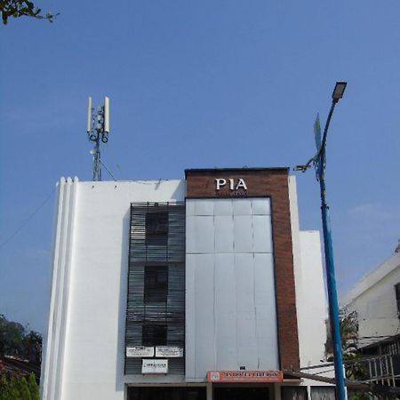 Pia Hotel تْشيريبون المظهر الخارجي الصورة