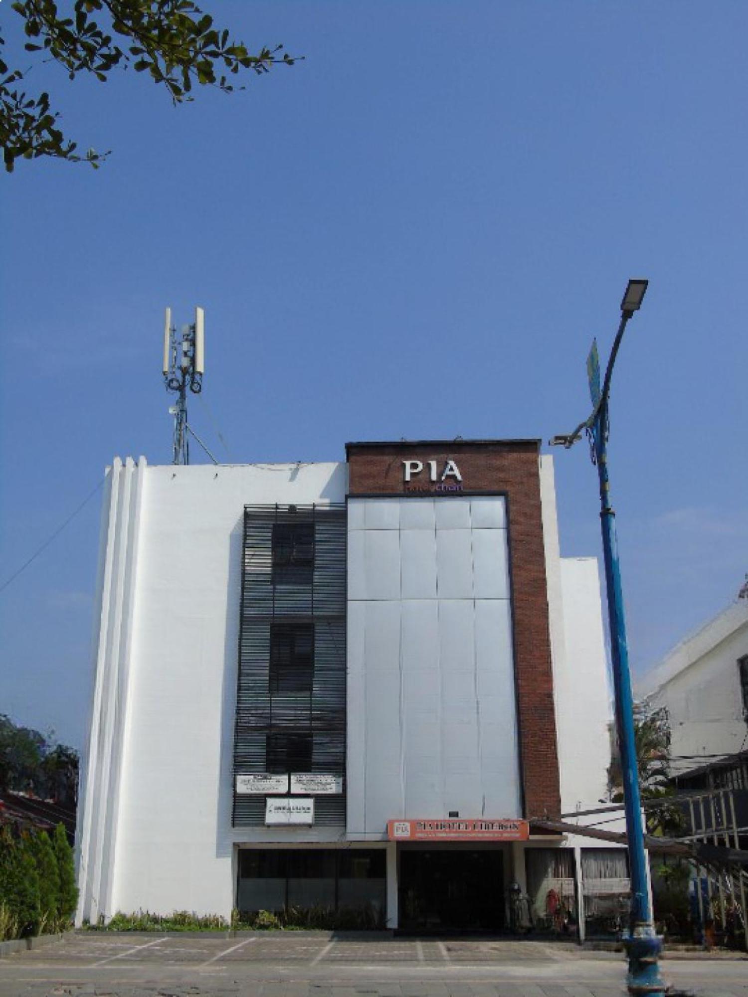 Pia Hotel تْشيريبون المظهر الخارجي الصورة
