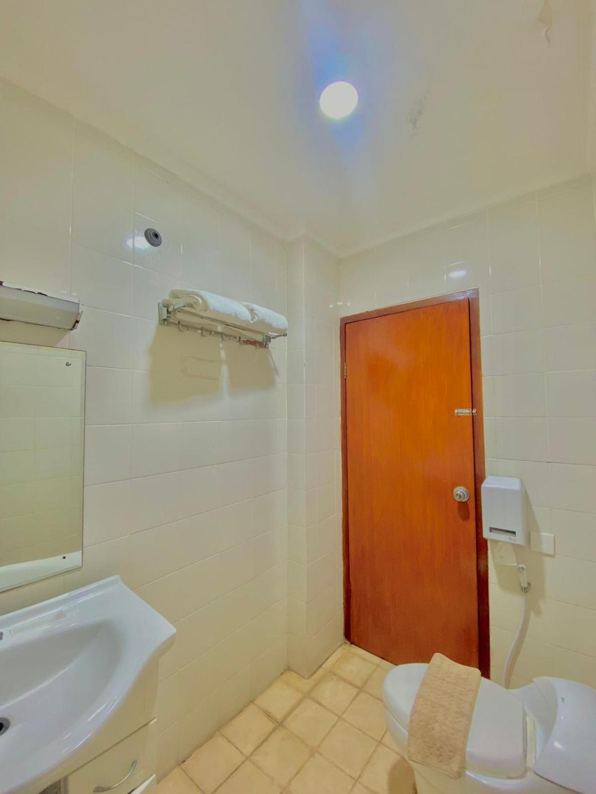 Pia Hotel تْشيريبون المظهر الخارجي الصورة